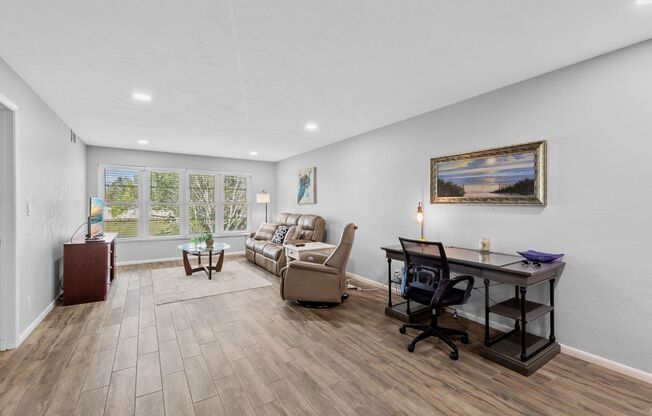 5 miles from 5th Avenue and Downtown Naples!