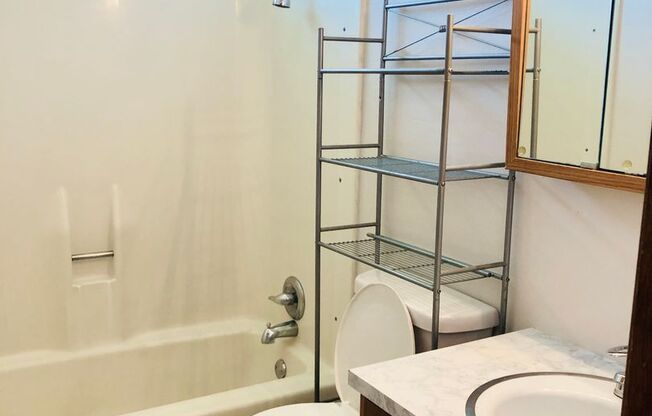 2 beds, 1 bath, $895, Unit 2