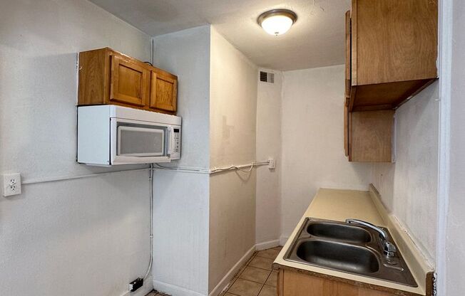 1 bed, 1 bath, $800, Unit 212