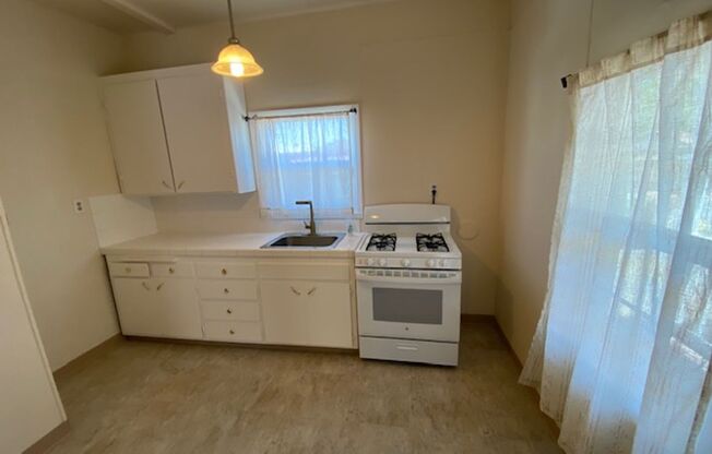 For Lease – Charming 1 Bedroom Cottage Near Downtown!