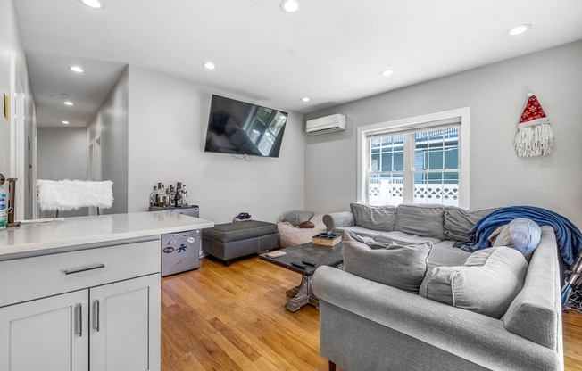 8 West Bellflower