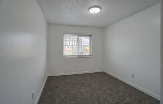 2 beds, 1 bath, 800 sqft, $1,600, Unit 13*