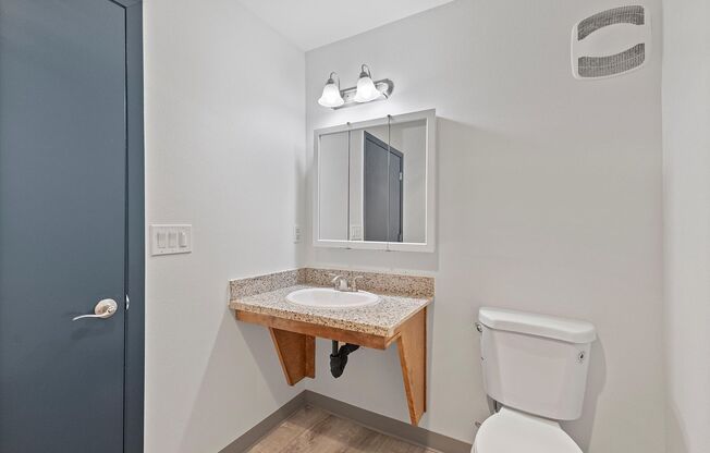 2 beds, 1 bath, 700 sqft, $1,200, Unit 221