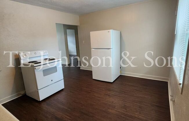 Cozy 2 Bedroom Apartment on N Cameron Ave