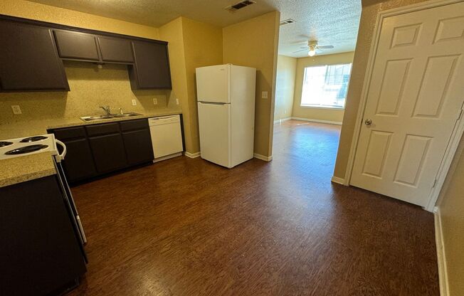 3 beds, 2 baths, 1,199 sqft, $925