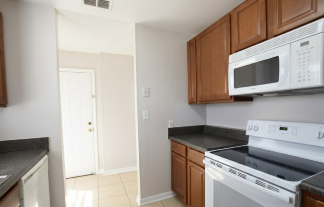 Charming 2-Bedroom in the Heart of Winter Springs – Available Now!