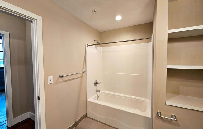 2 beds, 2 baths, 957 sqft, $2,100, Unit UNIT 606