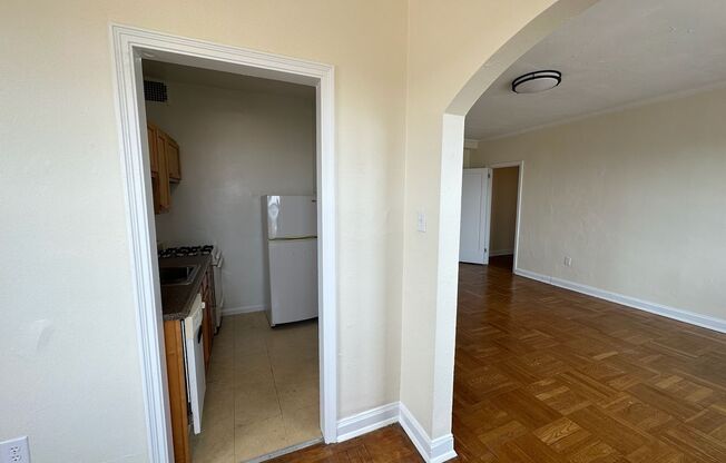 Studio, 1 bath, 413 sqft, $1,425, Unit Royal York 1015