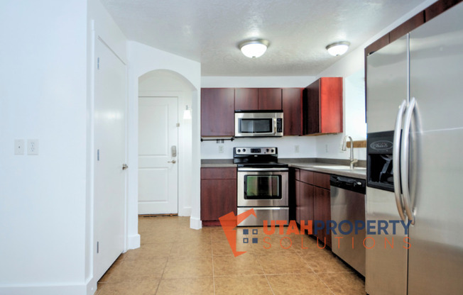 633 E 4 AVE