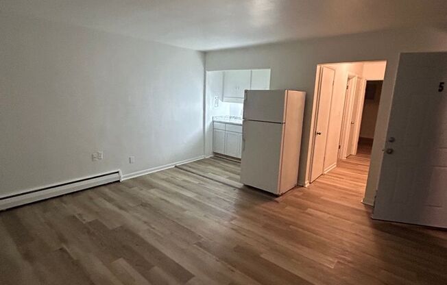 MOVE IN READY ONE BEDROOM !! Half off-security deposit!!