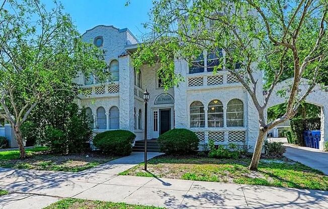 HUGE Historic 1-Bedroom with Laundry Included