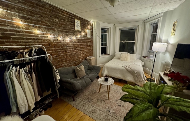3 beds, 1 bath, 999 sqft, $4,200, Unit 25