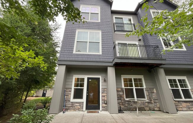 Cozy and Modern Home Steps from Tanasbourne & Willow Creek MAX (Water, Sewer, Garbage and Parking Included) + Office