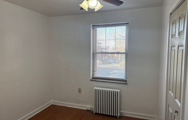 3 beds, 1 bath, $2,175, Unit 116B