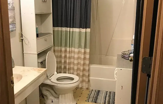 Studio, 1 bath, $950, Unit 7A