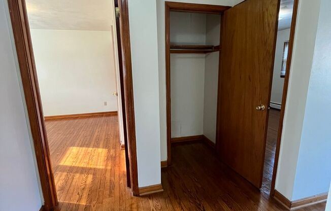 2 beds, 1 bath, 903 sqft, $1,290, Unit E-6