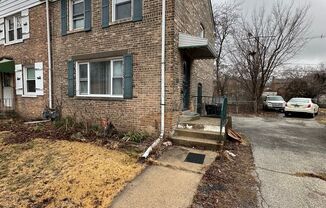 Beautiful 2 bed 1 bath Townhouse- Located in South Deering