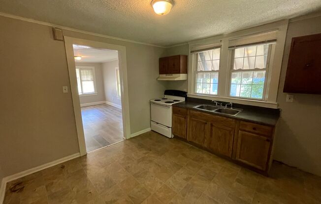 Freshly painted 2 bedroom 1 bath house- Pet Friendly!