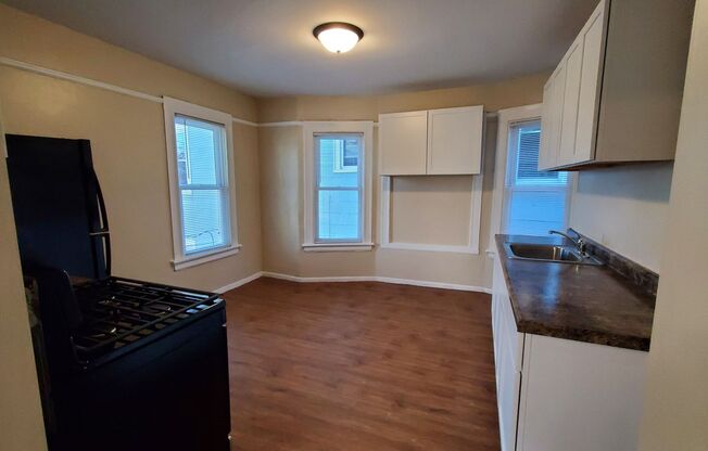 4 beds, 1 bath, 1,800 sqft, $1,795, Unit Upper