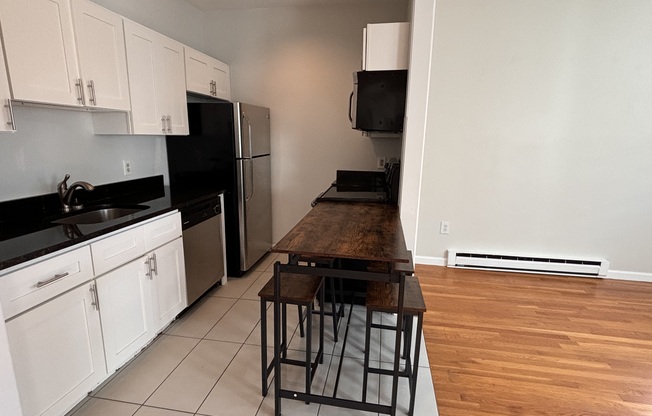 2 beds, 1 bath, $2,700, Unit 2