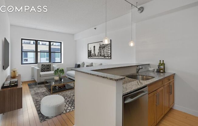 516 W 47 ST