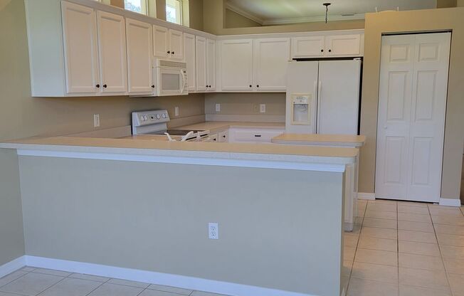 Annual unfurnished 3/2 SFH in Bradenton with water and golf course view