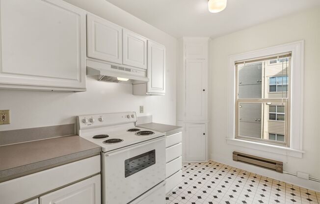 Studio, 1 bath, 425 sqft, $1,595, Unit 420