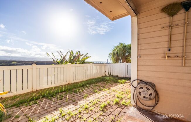 2BR 2BA Townhouse in Waipio with PARKING!