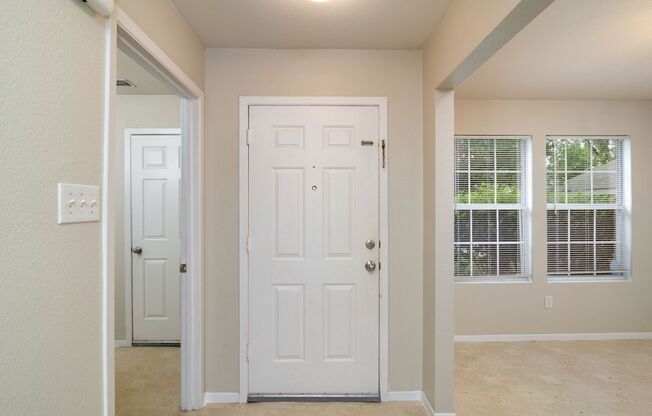 Lovely Home in Dallas located close to I-35, and all the restaurants and shopping in the Camp Wisdom area.