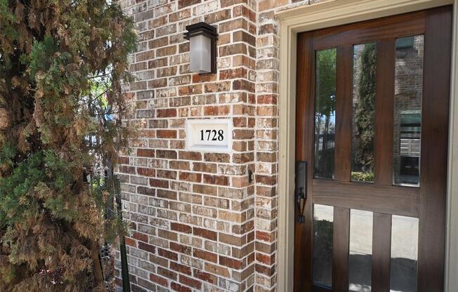 1728 LIVE OAK ST