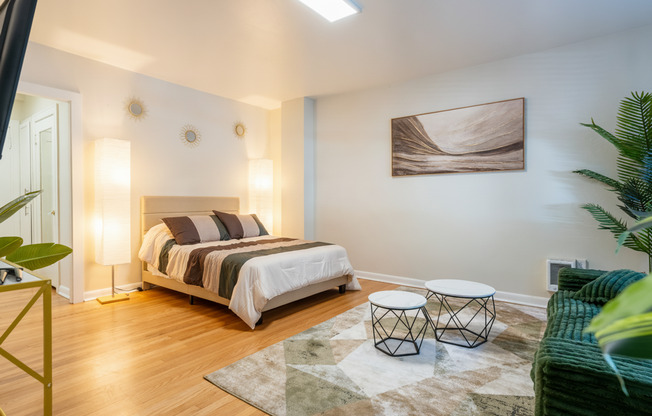 Studio, 1 bath, 376 sqft, $1,275, Unit 302