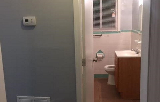 Cozy 2 Bedroom / 1 Bath Duplex