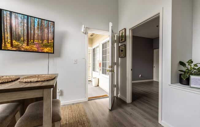 2 bed/2 bath Upstairs Condo!