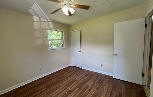 3 beds, 1 bath, $1,100, Unit Apt B