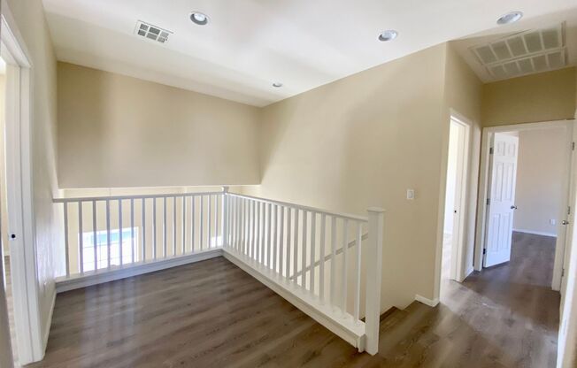 BEAUTIFUL HOME WITH 4BD 2.5 BA. HARDWOOD FLOORS. GREAT LOCATION NEAR LAS VEGAS PREMIUM OUTLETS AND TOWN SQUARE, 5 MINUTES AWAY FROM I-15 FREEWAY, 2 MINUTES AWAY FROM 215 FREEWAY.