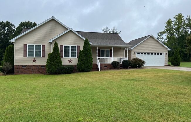 Spacious 3 Bed/2 Bath Ranch Style Home - Large Lot - NO HOA - Storage Shed - Large Driveway - Plenty of Parking