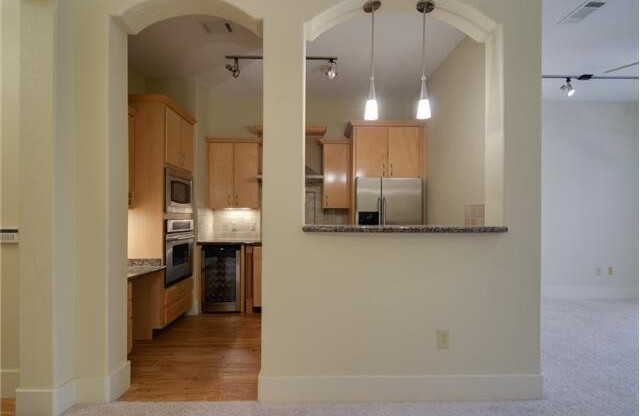 Penthouse Condo with Garage – Prime Location!