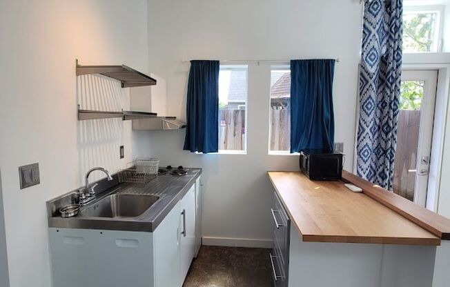 Studio, 1 bath, 375 sqft, $1,175, Unit ADU