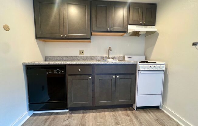Spacious 2 Bedroom in Oakland! Equipped Kitchen & HEAT Included! Call Today!