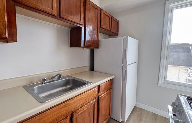 3 beds, 1 bath, $1,650, Unit 6