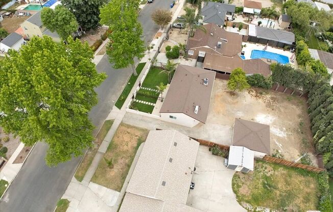 6915 ENCINO AVE