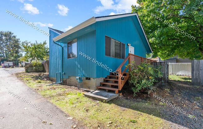 Darling Two Bedroom With Large Fenced Yard, Quick Access to Jackson Middle School and I5.