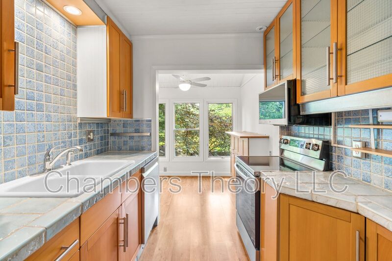 11 E ROSEMONT