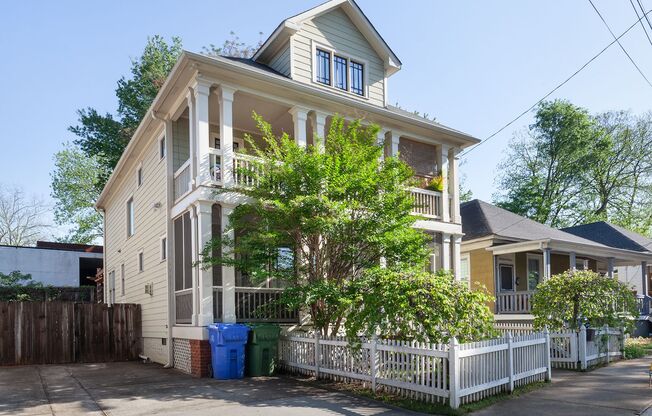 Spacious 3bd/2.5ba Home w/ Fenced Backyard in Great Location!
