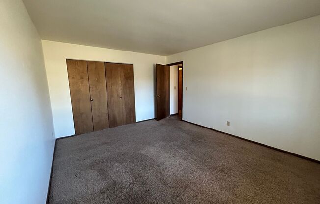 3 beds, 1 bath, $1,125, Unit 1990-01