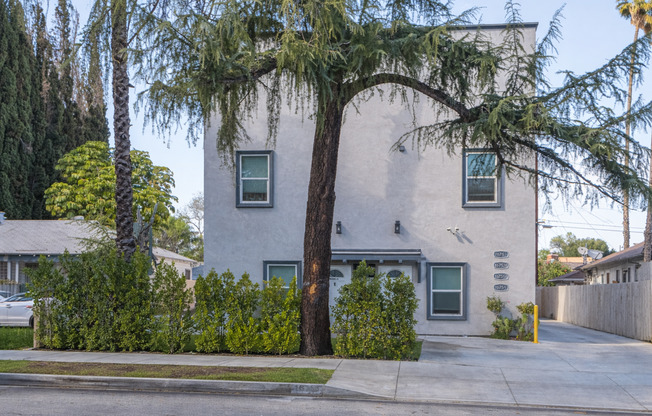 16753-16755 1/2 Sherman Way