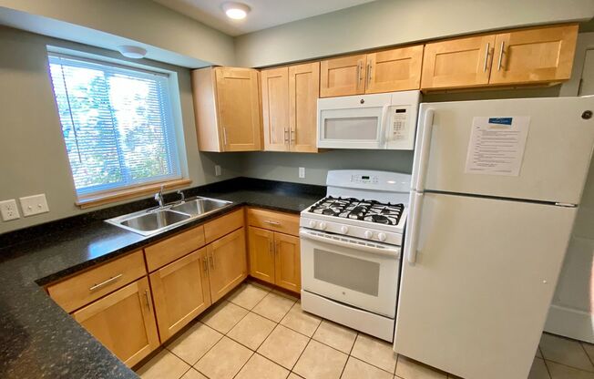 2 beds, 1 bath, 850 sqft, $1,350, Unit D