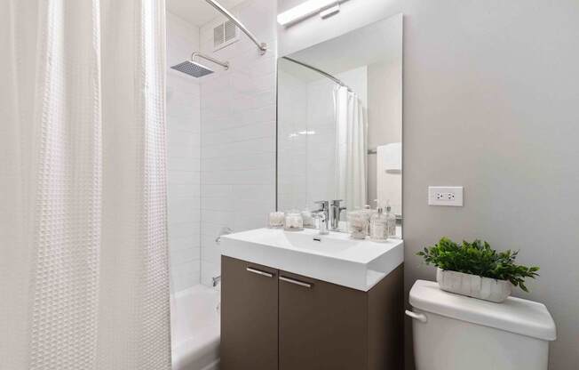 Bright bathroom with tiled shower/tub