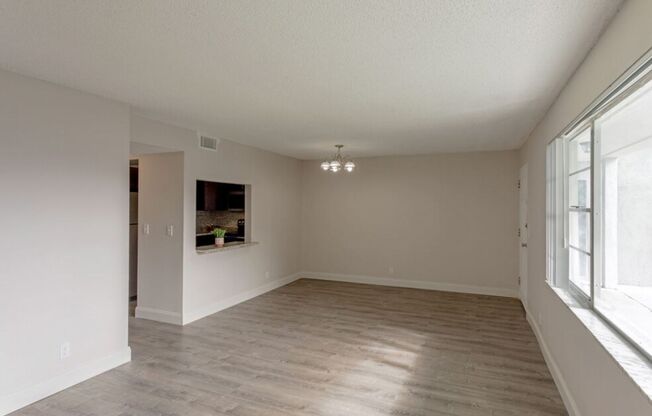 2 beds, 1 bath, 912 sqft, $1,900, Unit 537 - 305