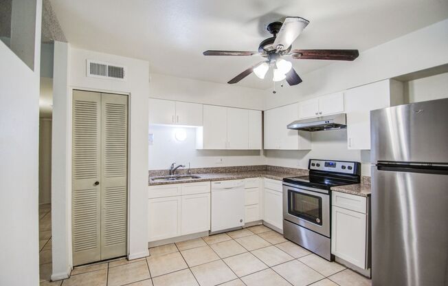 Charming 3 bedroom Townhome near MCC & Medical Center!